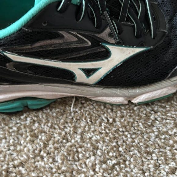 Woman’s ASICS - Picture 2 of 5